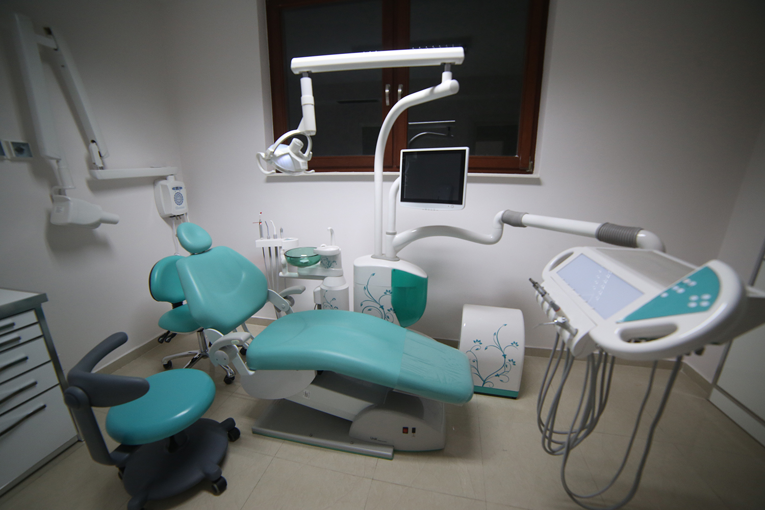 https://dentalestetik.al/wp-content/uploads/2024/04/5G6A0690.jpg